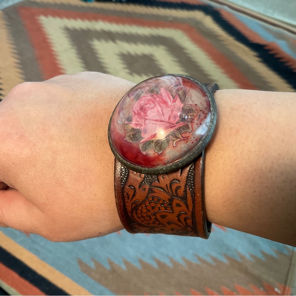 Vintage tooled Leather Cuff Bracelet with foiled rose encased in lucite XL - Picture 2 of 10